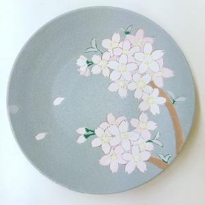 陶芸のマスキング、掻き落とし桜絵皿にヒュース・テンのベルベット下絵の具で着色