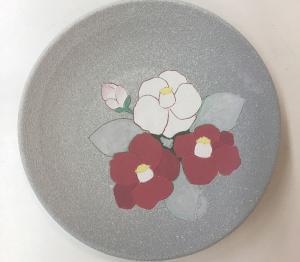 「掻き落とし」と「マスキング」による椿絵皿の絵付けと釉薬吹き掛けPottery Kakiotoshi Masking