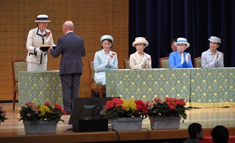 雅子さま初の単独公務。全国赤十字大会で「有功章」を授与する皇后さまと、秋篠宮妃紀子さま、常陸宮妃華子さま、寛仁親王妃信子さま、高円宮妃久子さま=2019年5月22日午前11時16分、東京都渋谷区の明治神宮会館、代表撮影