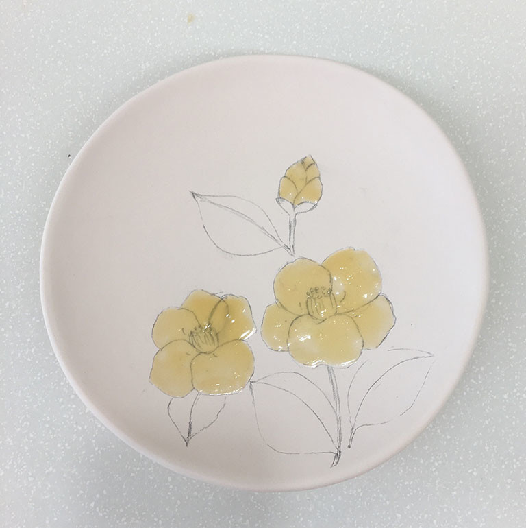 下書きの上にラテックスを塗った素焼きの皿