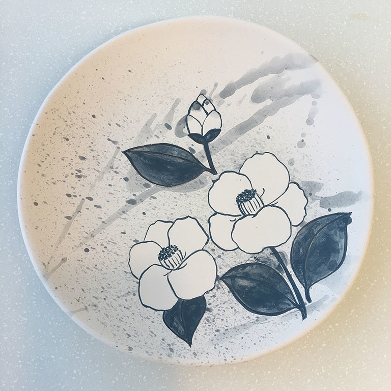 ラテックスをはがしたところに絵を入れた皿