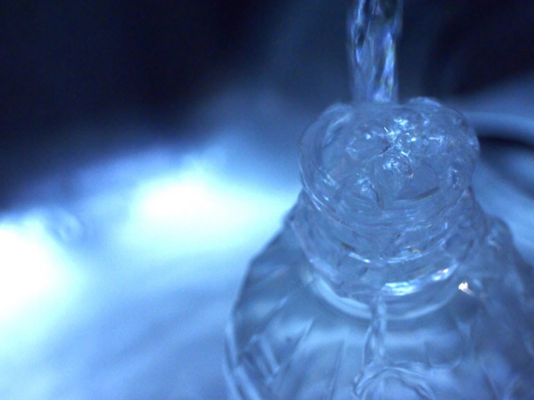 水