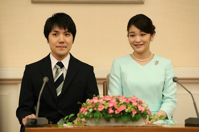 婚約内定会見を行う眞子さまと小室圭さん
