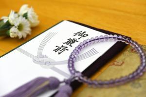 初めての葬儀参列で服装、不祝儀袋、不祝儀の金額、遺族にかける言葉、焼香、数珠は?